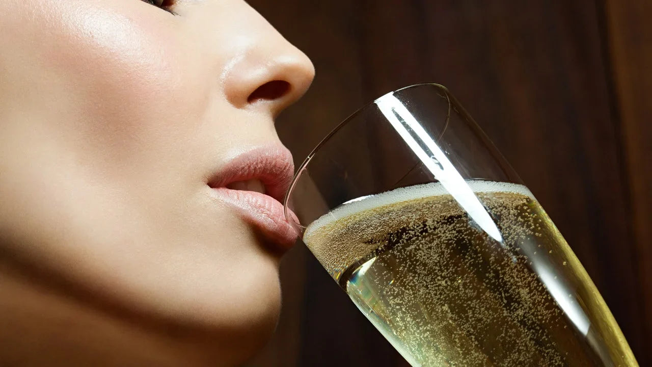 Guía práctica para que el alcohol no arruine tu piel